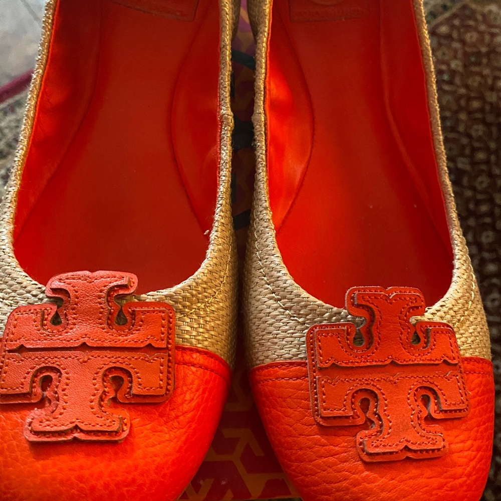 Very nice orange Tory Burch in size 10 in great condition.